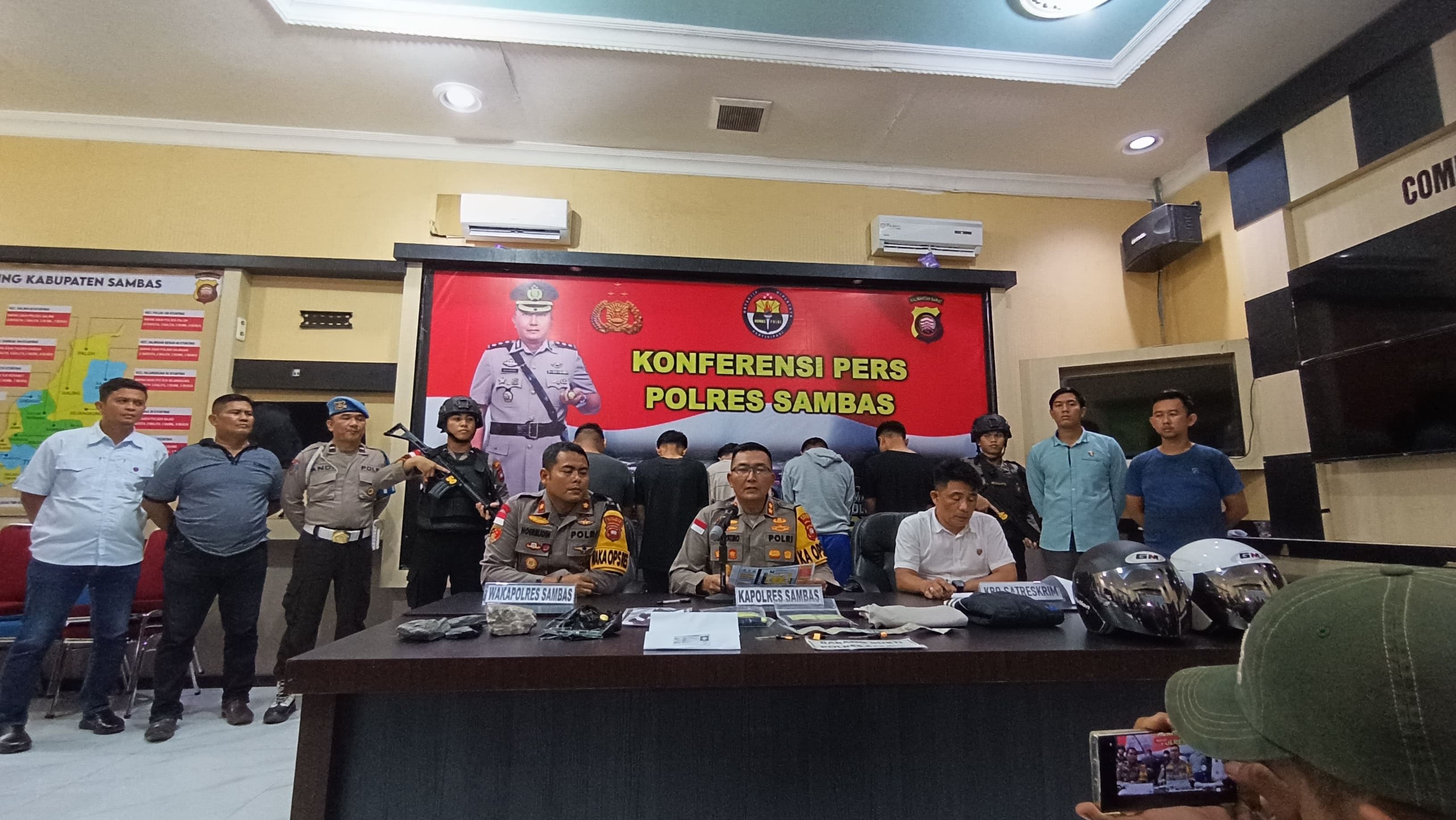 Pelaku Tertangkap, Polres Sambas Lakukan Presscon Perusakan Kaca Mobil Pelaku Tertangkap, Polres Sambas Lakukan Presscon Perusakan Kaca Mobil