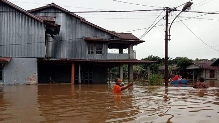 Kelangkaan LPG 3 Kg di Sambas: Warga Terpaksa Cari Hingga Luar Kecamatan dengan Harga Tinggi Kelangkaan LPG 3 Kg di Sambas: Warga Terpaksa Cari Hingga Luar Kecamatan dengan Harga Tinggi