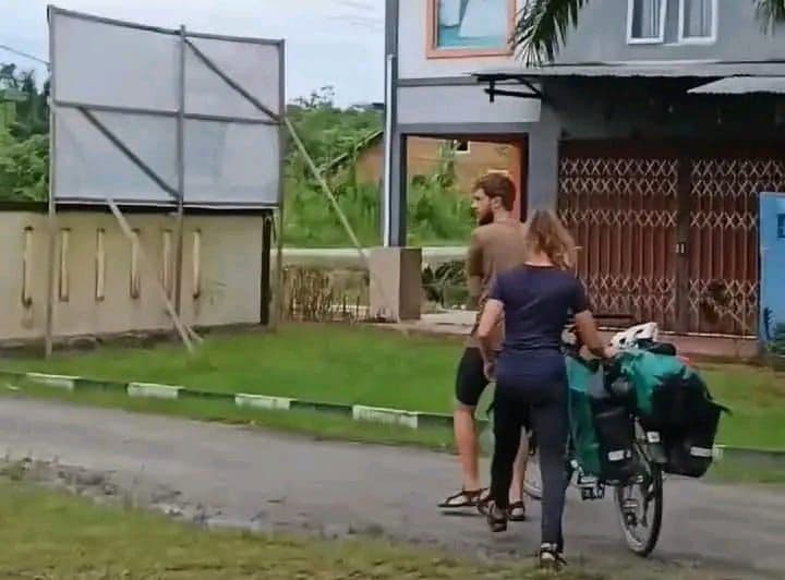 Viral, Kisah 2 Bule Asal Denmark Numpang Nginap di Polsek Galing bule-denmark-bersepeda.jpeg
