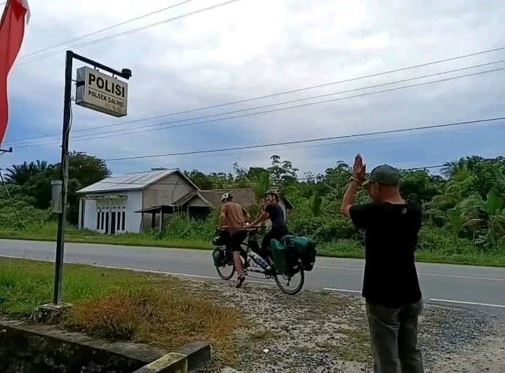 Viral, Kisah 2 Bule Asal Denmark Numpang Nginap di Polsek Galing bule-denmark-galing.jpeg