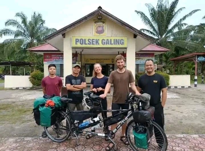 Viral, Kisah 2 Bule Asal Denmark Numpang Nginap di Polsek Galing Viral, Kisah 2 Bule Asal Denmark Numpang Nginap di Polsek Galing