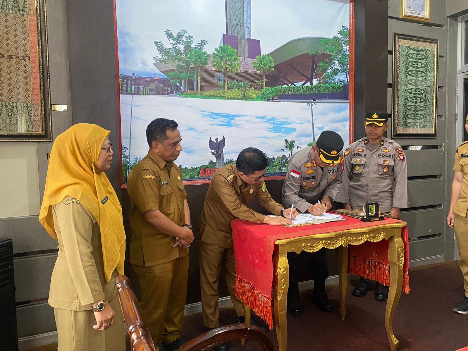 Bupati Sambas Teken MOU Dana Hibah Pilkada kepada Polres Sambas, Kodim 1208/Sambas, dan Kejari Sambas Bupati Sambas Teken MOU Dana Hibah Pilkada kepada Polres Sambas, Kodim 1208/Sambas, dan Kejari Sambas