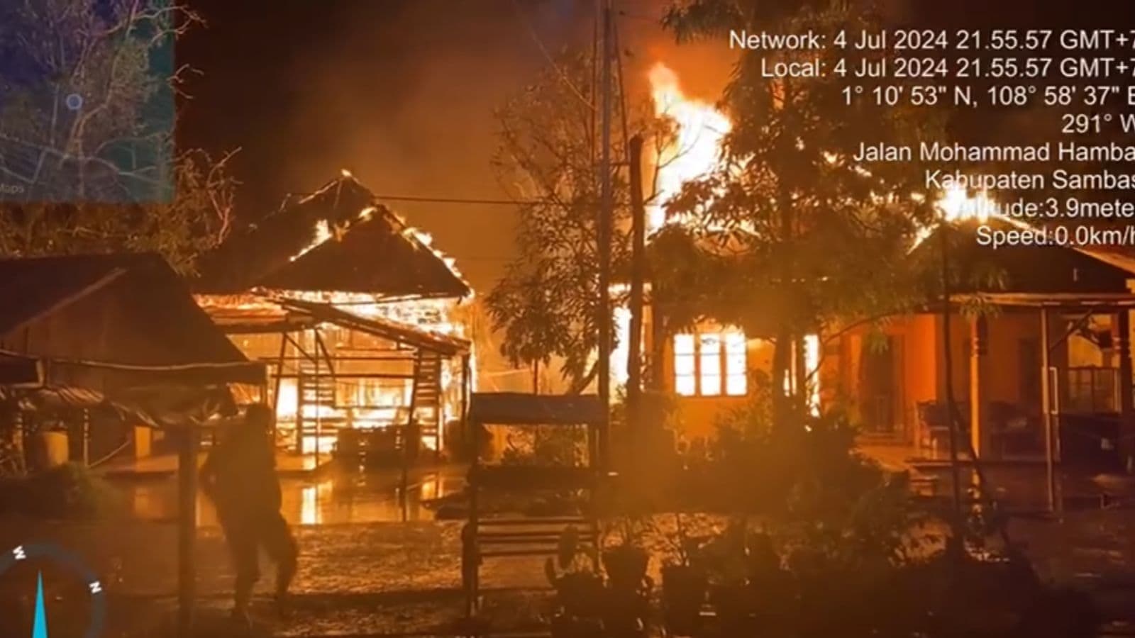 Kebakaran Hanguskan 3 Unit Rumah di Penjajab, Kapolsek Pemangkat Turun Tangan Kebakaran Hanguskan 3 Unit Rumah di Penjajab, Kapolsek Pemangkat Turun Tangan