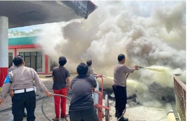 Mobil Terbakar di SPBU Galing Saat Mengisi Bensin dengan Mesin Menyala, Pemilik Mobil Terbakar Mobil Terbakar di SPBU Galing Saat Mengisi Bensin dengan Mesin Menyala, Pemilik Mobil Terbakar