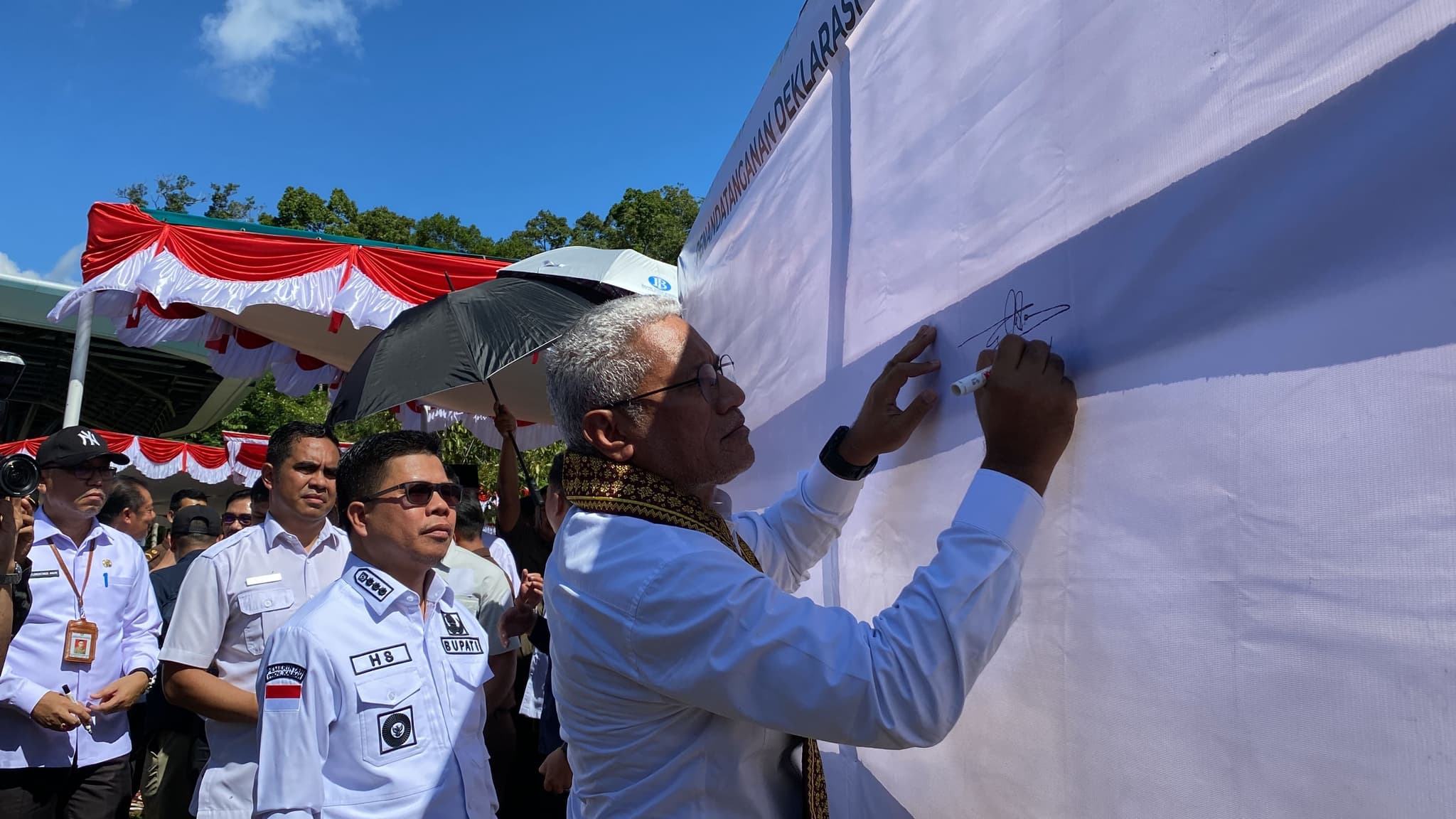 Kepala BNN RI Marthinus Hukom Deklarasi Sambas Bersih Narkoba di Perbatasan Indonesia-Malaysia kepala-bnn-deklarasi.jpg