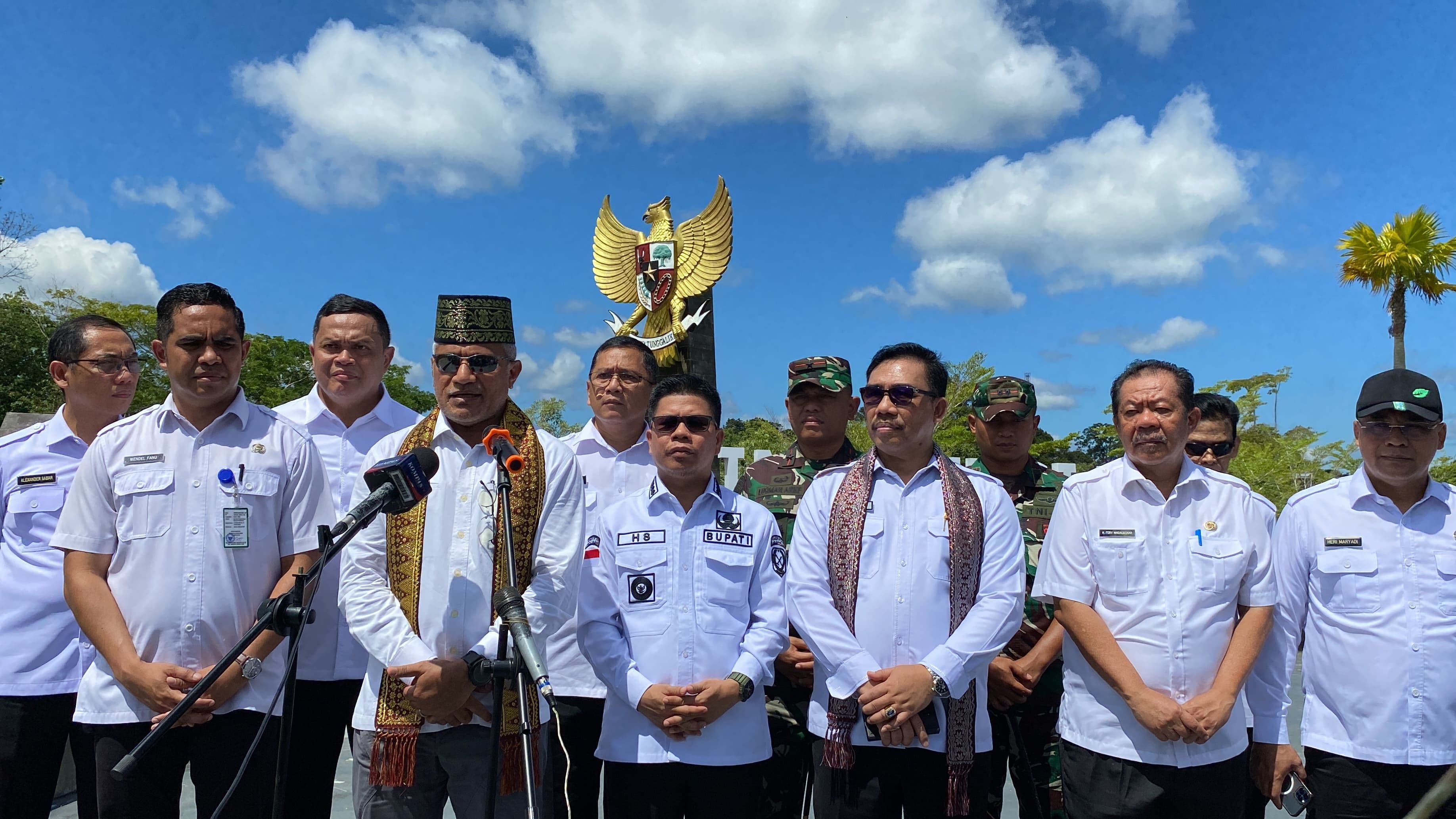 Kepala BNN RI Marthinus Hukom Deklarasi Sambas Bersih Narkoba di Perbatasan Indonesia-Malaysia Kepala BNN RI Marthinus Hukom Deklarasi Sambas Bersih Narkoba di Perbatasan Indonesia-Malaysia